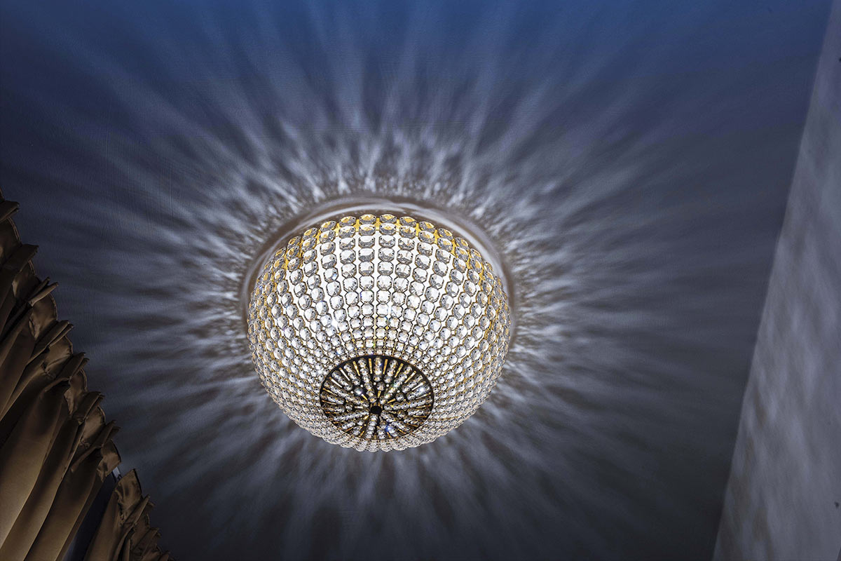 Come illuminare la hall di un hotel di lusso con lampadario in cristallo: Helios della Collezione Sergio Marchetti